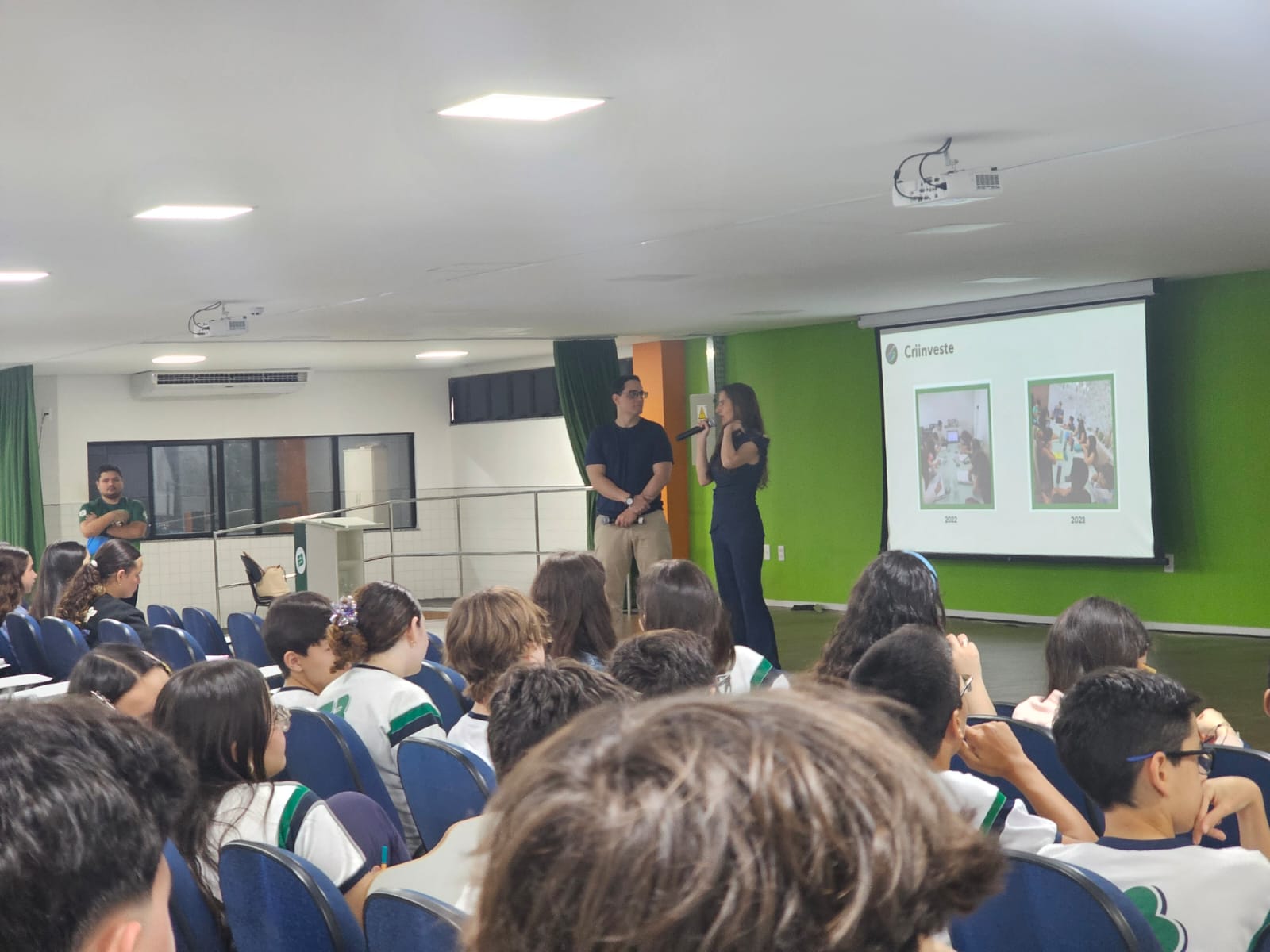 Andre e Viviane em apresentação do CRIINVESTE no Colégio Farias Brito