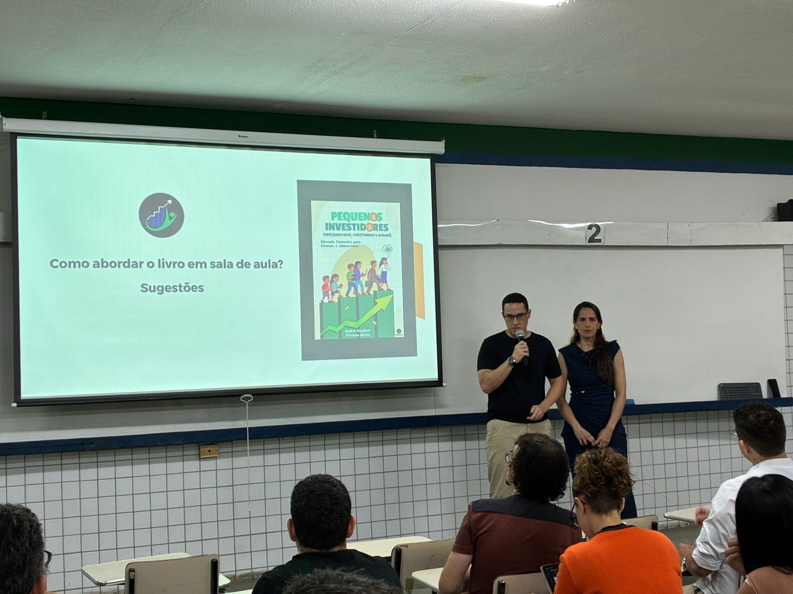 Andre e Viviane apresentando Pequenos Investidores no Colégio Farias Brito